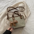 Mini bolso cubo de lona verde salvia con adornos de cuero marrón y un dije de perrito - Marrón y Caqui (Con Amuleto)
