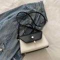 Bolso moderno en contraste blanco y negro con detalles dorados y chaqueta vaquera - Negro