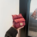 Mini bolso bandolera acolchado burdeos con un lazo grande y cadena dorada - Rojo