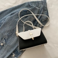 Bolso bandolera retro de cuero en contraste blanco y negro con hebilla de metal dorado - Blanco