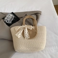 Beige Strohtasche mit dekorativer weißer Spitzenschleife und dunkelbraunen Rundgriffen - Mit Seidenschal / Khaki