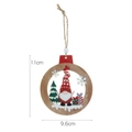Addobbo natalizio in legno con gnomo dal cappello rosso e albero in una cornice circolare - Stile Palla di Natale