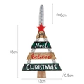 Rustikaler Weihnachtsbaumschmuck aus Holz mit Aufschrift joy und Noel auf Karoband - Grün