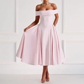 Elegante lichtroze midi-jurk met blote schouders, getailleerde taille en geplooide rok - S / Lichtroze