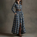 Détail d'une robe longue à carreaux avec ceinture amincissante et col de chemise - 3XL / Carreaux Bleus