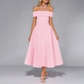 Detail van elegante roze midi-jurk met blote schouders en een wijde A-lijn rok - S / Roze