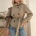 Korte kaki trenchcoat met dubbele rij knopen, tailleriem en reverskraag voor dames - S / Khaki
