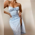 Détail de robe fleurie bleu clair avec buste froncé à cordon et fente latérale - S / Floral Bleu