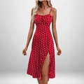 Détail de la robe rouge fendue avec fines bretelles et décolleté plissé élégant - 3XL / Haut Et Bas / Rouge