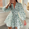 Abito corto a fiori celeste con scollo a V, pizzo e maniche a lanterna su una modella - 3XL / Verde