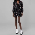 Détail du col en V et de l'imprimé floral rose sur une robe noire cintrée - Noir
