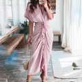 Détail de robe en satin mauve montrant le col en V, la ceinture et la rangée de boutons - S / Rose