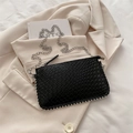 Schicke schwarze gewebte Umschlagtasche mit silbernen Nieten und edler Metallkette - Gewebte Textur / Schwarz