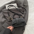 Schicke schwarze Trapezhandtasche mit Vintage-Textur und goldenen Beschlägen - Schwarz