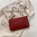 Dunkelrote Umschlag-Clutch mit Krokoprägung und silberner Ketten-Schulterriemen - Krokodilmuster / Rot