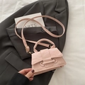 Rosa Handtasche mit Marmortextur, glänzendem Finish und abnehmbarem Schultergurt - Rosa