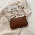 Braune Clutch in Weboptik mit silberner Gliederkette und modischen Metallnieten - Gewebte Textur / Braun