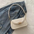 Weiße Retro-Schultertasche mit Goldverschluss auf blauem Denim und weißem Stoff - Weiß