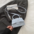 Hellblaue Mini-Handtasche mit Marmortextur und verstellbarem Schultergurt für Damen - Blau