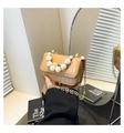 Dettaglio mini borsa kaki effetto coccodrillo con manico di perle e catena d'oro - Marrone