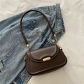 Schlichte dunkelbraune Schultertasche aus Leder mit goldener Wellenschnalle und Kette - Braun