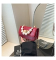 Dettaglio mini borsa rossa a stampa coccodrillo con manico di perle e catena d'oro - Rosso