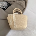 Handgefertigte Strohhandtasche mit weißer Spitzenschleife für den Strandurlaub - Weiß