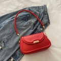Leuchtend rote matte Ledertasche mit goldenem Zylinderverschluss und Kettenriemendetail - Rot