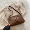 Bolso de hombro minimalista en ecocuero marrón oscuro con hebilla dorada vintage - Marrón