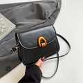 Retro schwarze Umhängetasche aus PU-Leder mit goldener U-förmiger Magnetschnalle für Damen - Schwarz