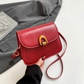 Vintage-Umhängetasche in Rot aus strukturiertem Leder mit goldener Bogenschnalle - Rot