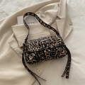 Schultertasche mit Leopardenmuster, Silbernieten und Vintage-Punk-Schnalle - Leopardenmuster