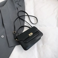 Elegante bolso de mano en cuero mate negro con cierre giratorio dorado y bandolera - Negro