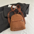 Mochila pequeña de pana marrón vintage con correas de tela ajustables y textura suave - Marrón