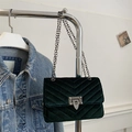 Donkergroene fluwelen crossbodytas met gewatteerd patroon en zilveren metalen sluiting - Groen