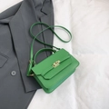 Bolso cuadrado de cuero verde con cierre giratorio dorado y correa de hombro ajustable - Verde