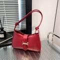 Bolso medialuna rojo minimalista con correa anudada y detalle de hebilla dorada - Rojo