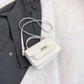 Elegante bolso de mano cuadrado blanco con cierre giratorio dorado y bandolera - Blanco