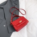 Bolso cuadrado rojo chic de cuero con cierre giratorio dorado y correa ajustable larga - Rojo