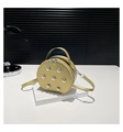 Détail d'un sac rond jaune moutarde avec des rivets métalliques et double fermeture éclair - Doré