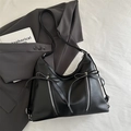 Bolso tote moderno de cuero sintético negro con cremalleras plateadas y lazo - Negro