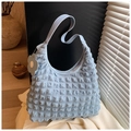 Dettaglio borsa a bolle azzurra con texture plissettata 3D e ciondolo a fiore grigio - Blu