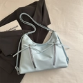 Hellblaue Shopper-Tasche aus Kunstleder mit Schleifen-Details und Doppelreißverschluss - Blau