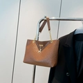 Borsa tote marrone intrecciata con ciondolo a cervo dorato e tracolla su fondo blazer - Marrone
