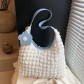 Borsa a spalla bianca trapuntata con manici azzurri e ciondolo a fiore - Bianco con Blu