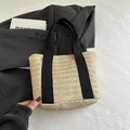 Borsa tote in paglia intrecciata beige con manici in tela nera e trama fine con motivo a V - Nero