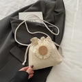 Schicke beige geflochtene Beuteltasche mit Sonnenblumen-Applikation für den Sommer - Weiß und Weiß