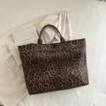 Borsa tote retrò con stampa leopardata marrone e nera in ecopelle con trama materica - Marrone