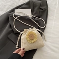 Beige geflochtene Beuteltasche mit gelber Sonnenblume und weißem Kordelzug-Gurt - Weiß und Gelb