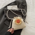 Strohbeuteltasche mit Sonnenblumendetail und weißem Baumwollschultergurt für Damen - Weiß und Orange
